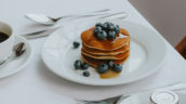 Healing Manor Hotel Grimsby, Pancakes and blueberries