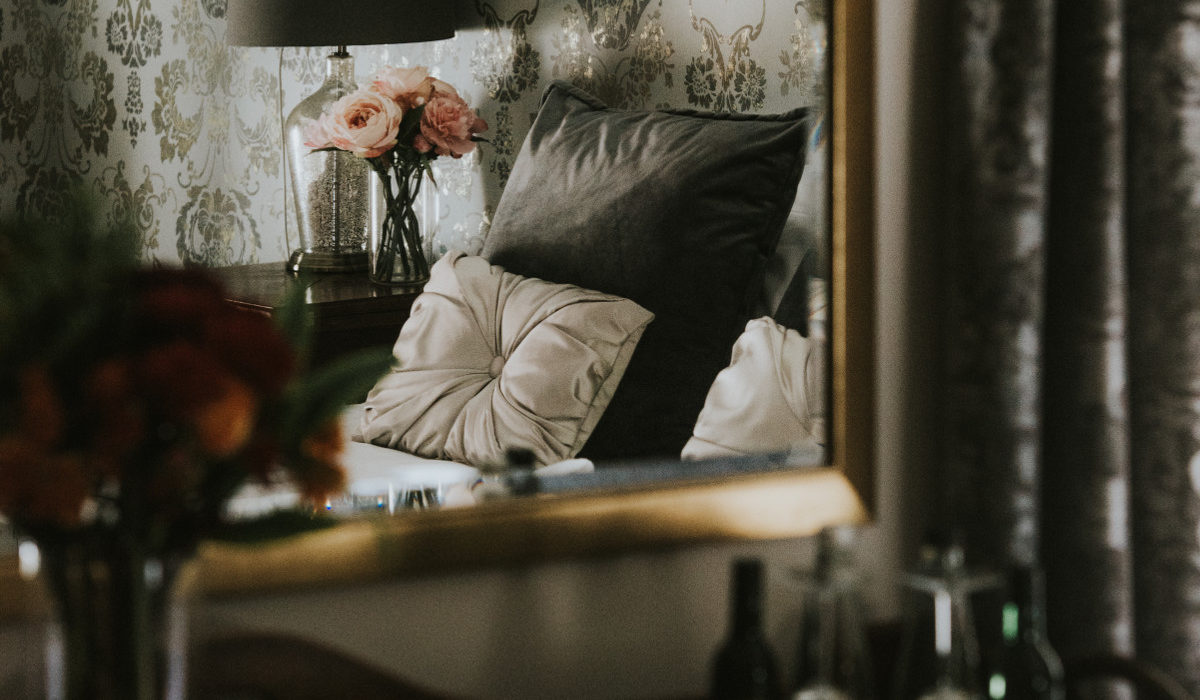 Healing Manor Hotel Luxury Bedroom Mirror Reflection